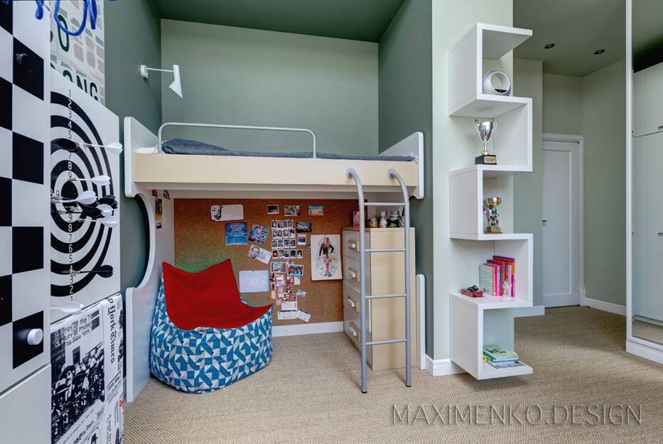 Эргономичный интерьер детской комнаты с настенными светильниками Cosmorelax
